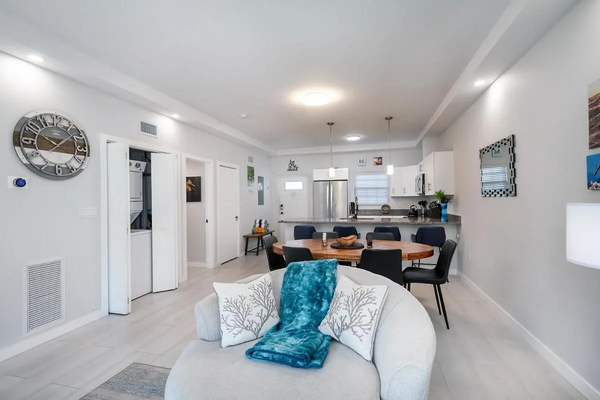 West Bay Oasis 2Br Condo With Pool Apartment West Bay