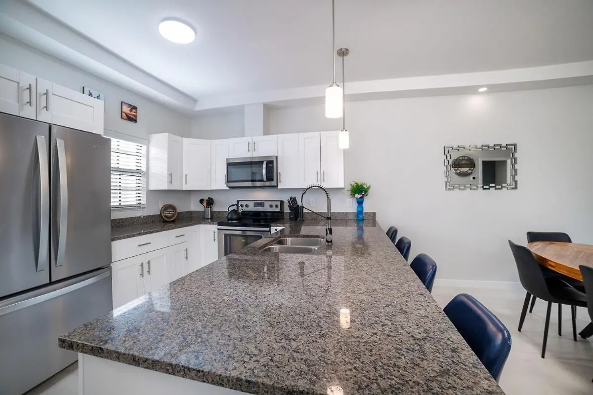 West Bay Oasis 2Br Condo With Pool West Bay